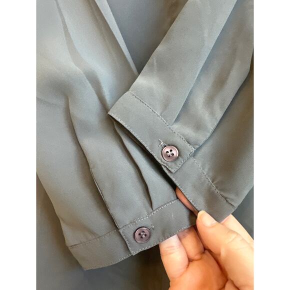 Chico’s Size 0 (4) Gray Collar Button Down with Iridescent Multicolor Sequin - Picture 6 of 9